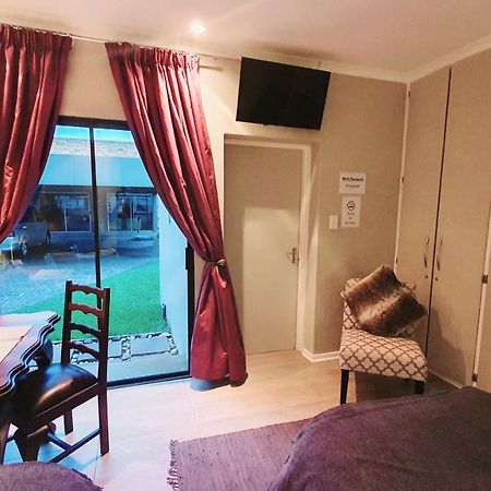 The Spare Bedroom Unit 1 Харисмит Екстериор снимка