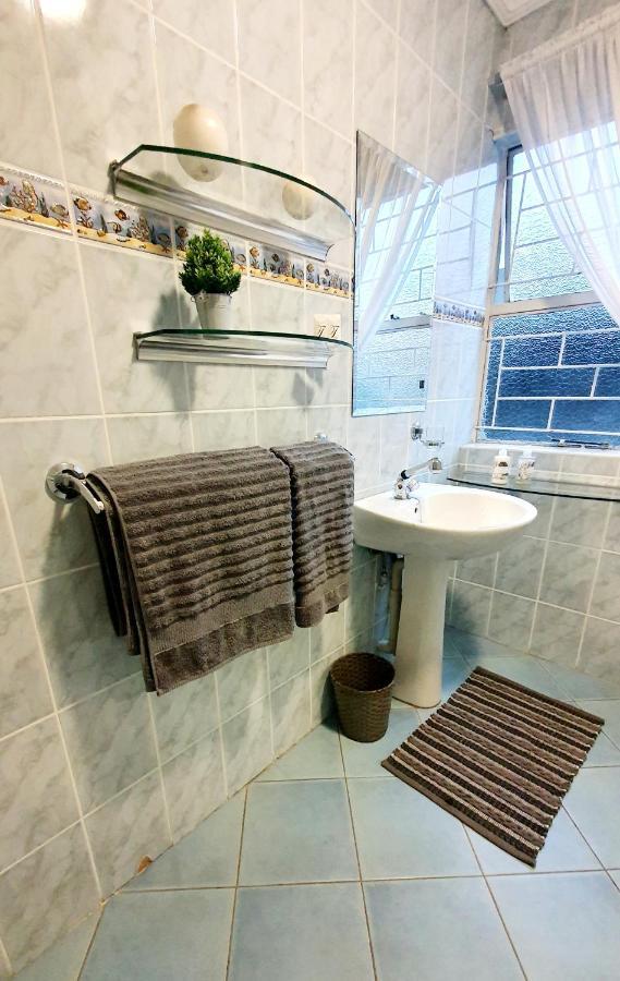 The Spare Bedroom Unit 1 Харисмит Екстериор снимка