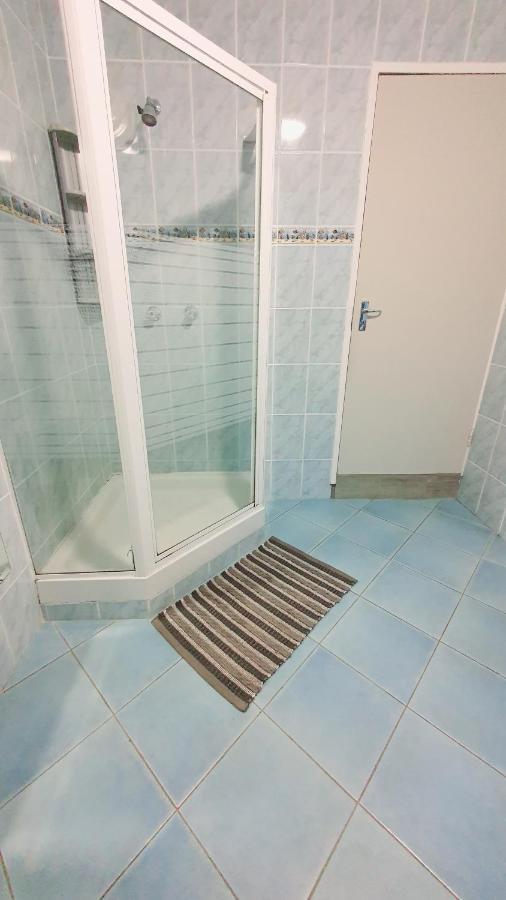 The Spare Bedroom Unit 1 Харисмит Екстериор снимка