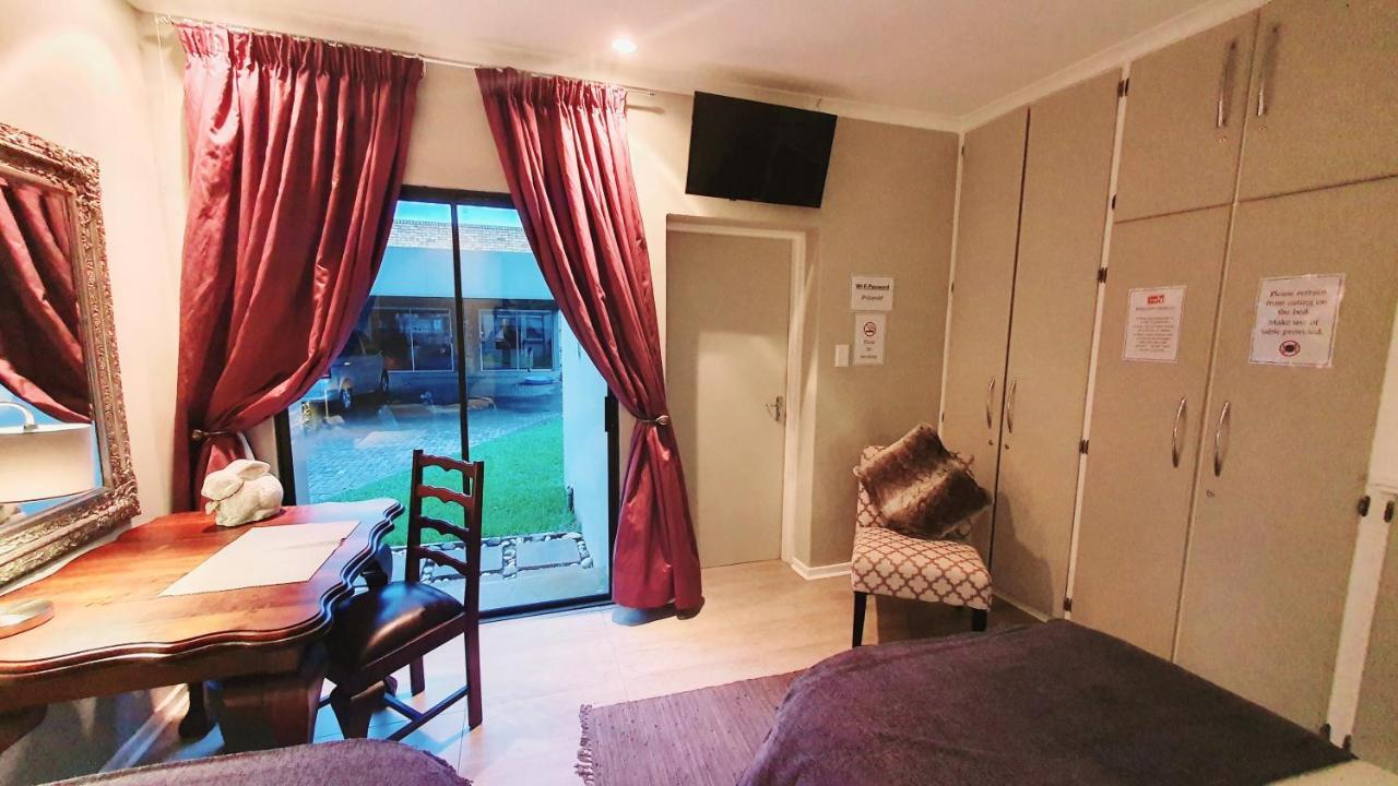 The Spare Bedroom Unit 1 Харисмит Екстериор снимка
